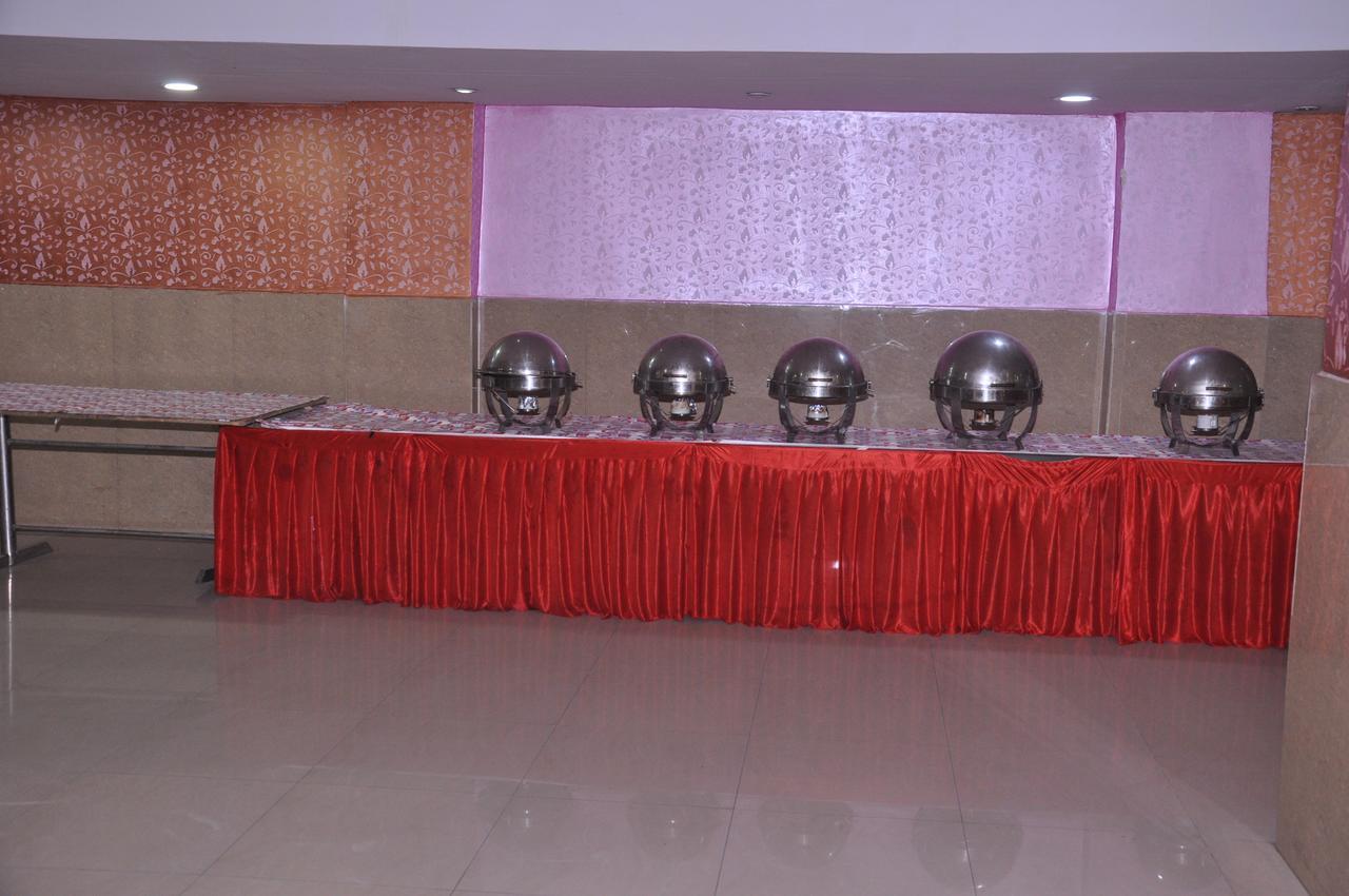 Hotel Samrat Kaushambi 가지아바드 외부 사진