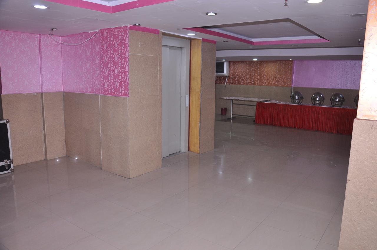 Hotel Samrat Kaushambi 가지아바드 외부 사진