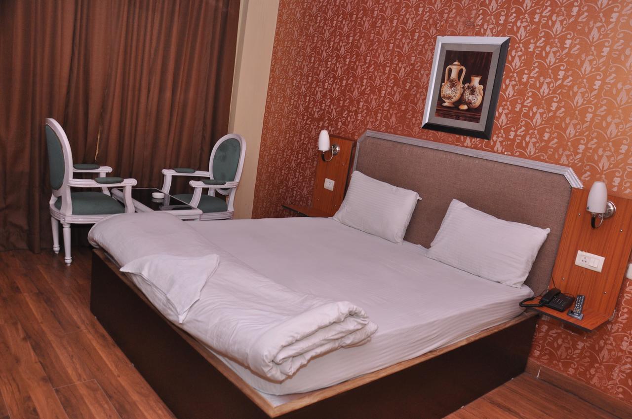 Hotel Samrat Kaushambi 가지아바드 외부 사진