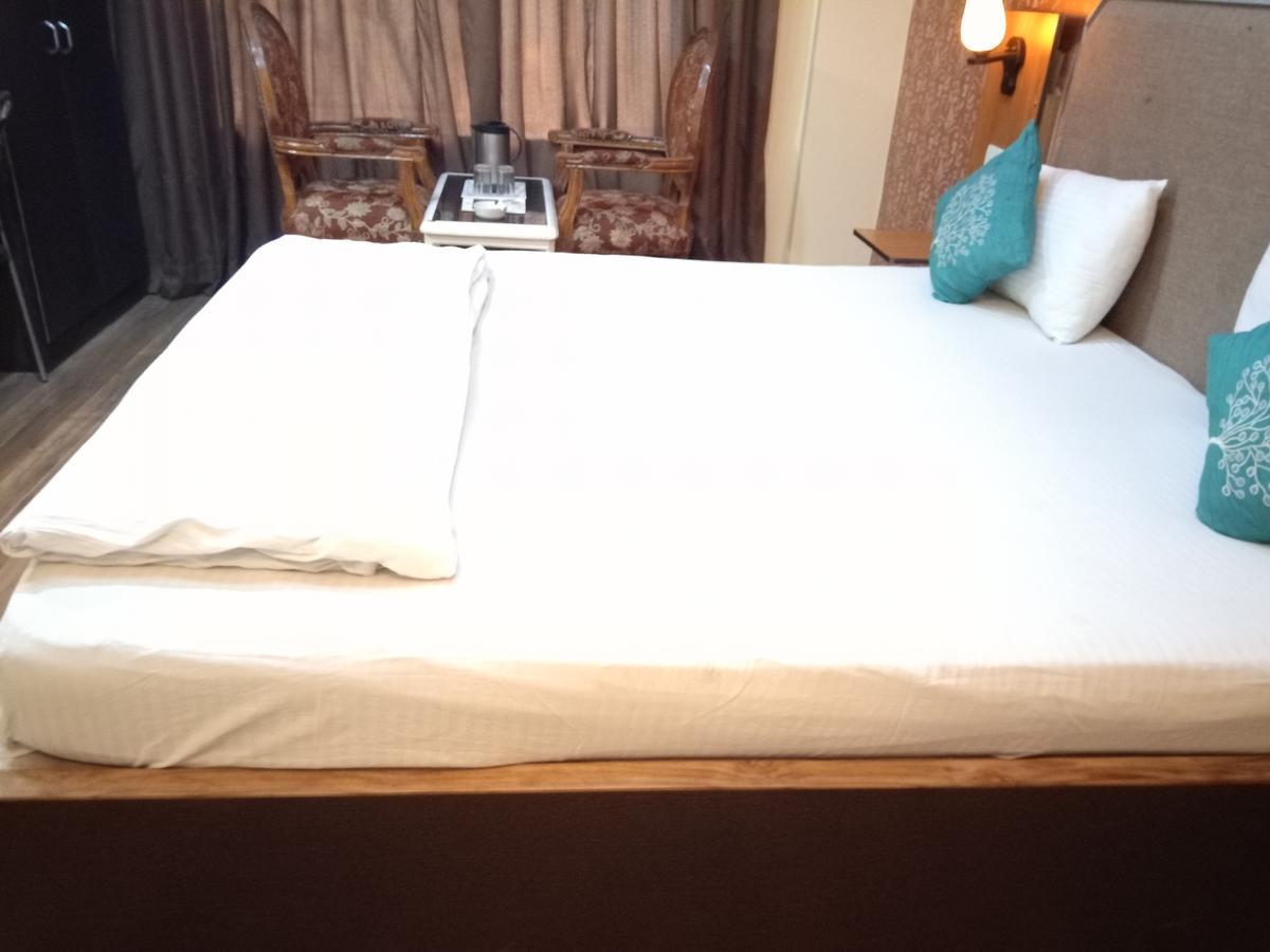 Hotel Samrat Kaushambi 가지아바드 외부 사진