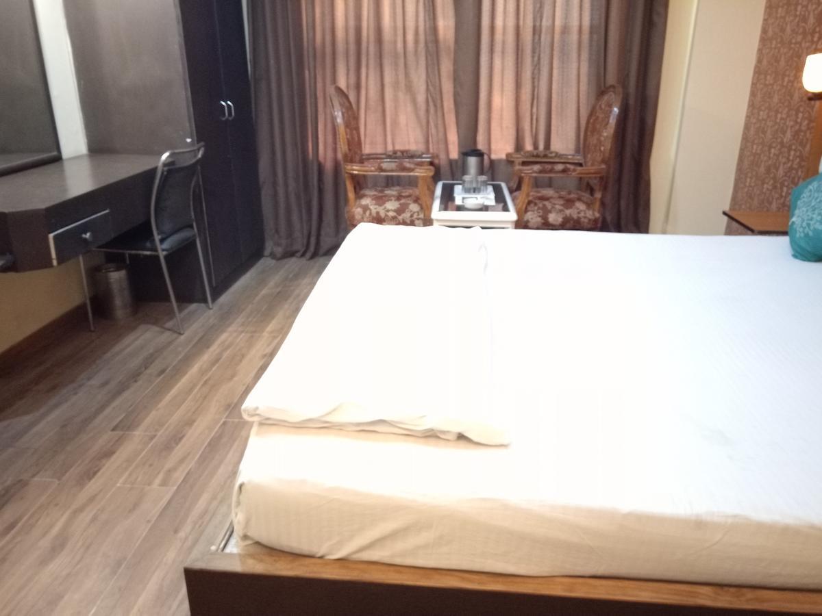 Hotel Samrat Kaushambi 가지아바드 외부 사진