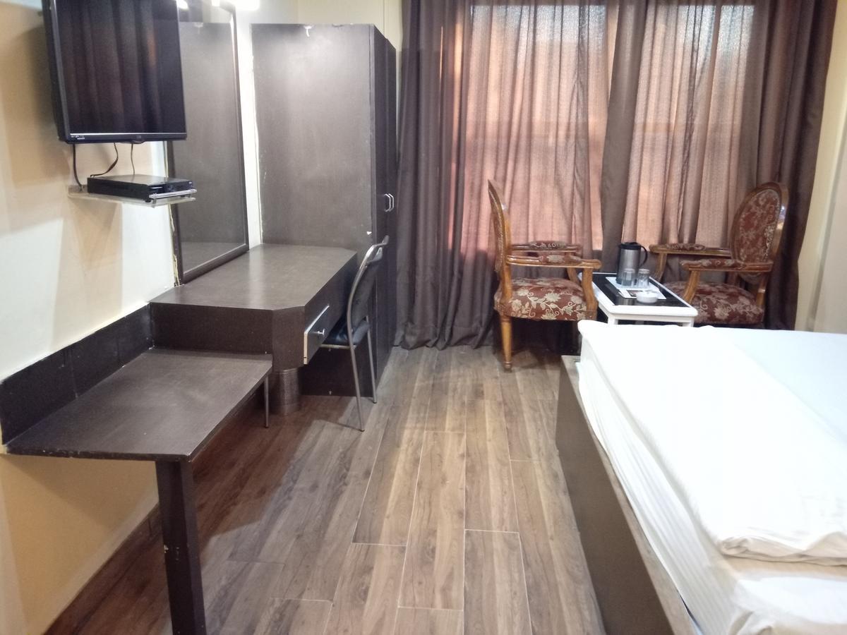 Hotel Samrat Kaushambi 가지아바드 외부 사진