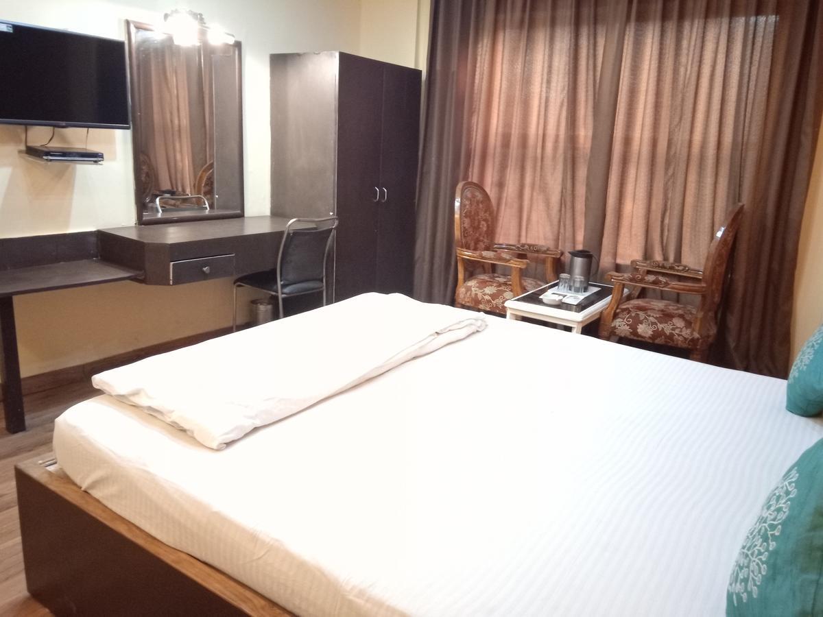Hotel Samrat Kaushambi 가지아바드 외부 사진